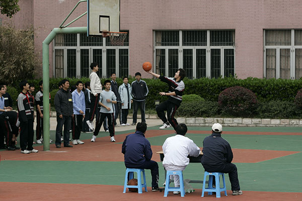 初中体育教师的无奈：家长更关心考试，受伤风险左右教学