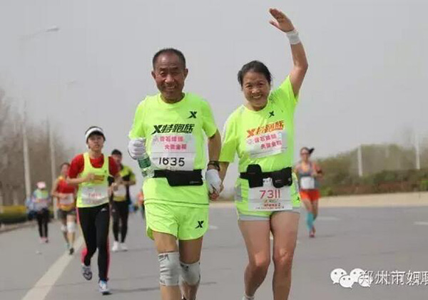 这对跑圈著名“神雕侠侣”，七旬夫妇十年坚持跑马“秀恩爱”