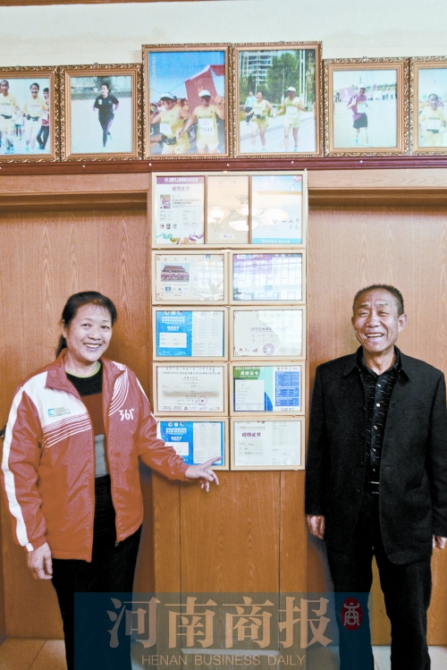 这对跑圈著名“神雕侠侣”，七旬夫妇十年坚持跑马“秀恩爱”