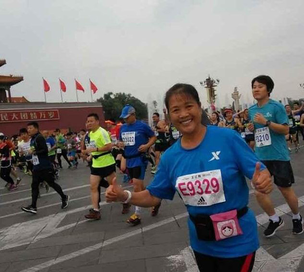 这对跑圈著名“神雕侠侣”，七旬夫妇十年坚持跑马“秀恩爱”