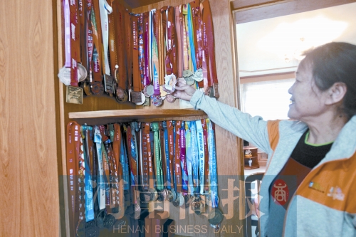 这对跑圈著名“神雕侠侣”，七旬夫妇十年坚持跑马“秀恩爱”