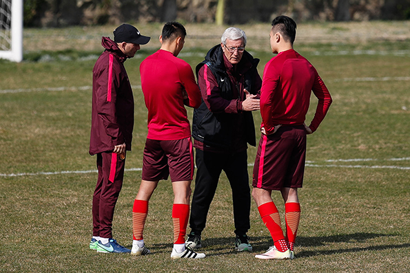 大师级心理博弈！面对十万人魔鬼主场，里皮开了几个小玩笑
