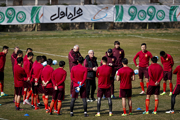 大师级心理博弈！面对十万人魔鬼主场，里皮开了几个小玩笑