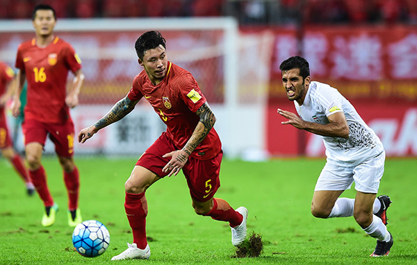 14小时火车+12小时飞机，国足球迷在伊朗遭“四个手指”