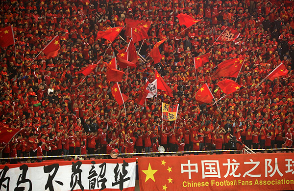 14小时火车+12小时飞机，国足球迷在伊朗遭“四个手指”