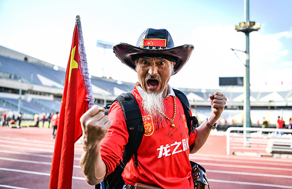 14小时火车+12小时飞机，国足球迷在伊朗遭“四个手指”