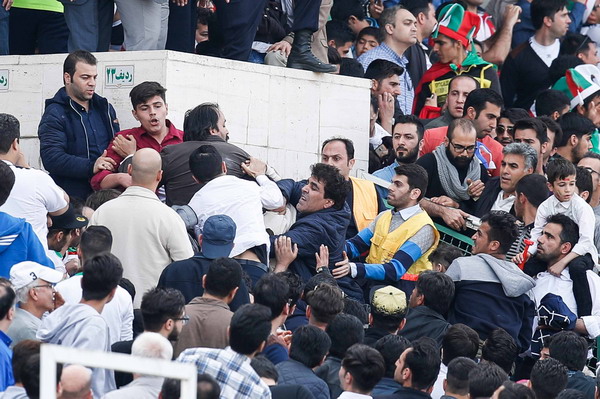 国足伊朗远征记：魔鬼阿扎迪，“四根手指”变成一声Good