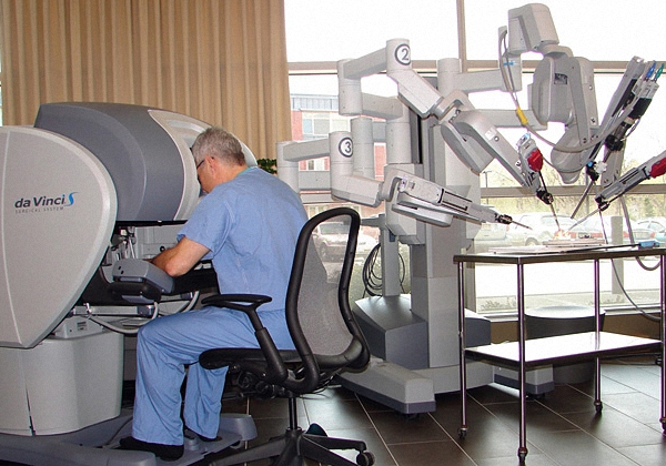 视频｜美国医院引入机器人做微创外科手术，技术不输人类