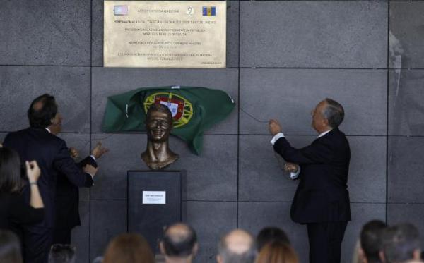 C罗新铜像丑爆引全欧吐槽：就差把葡萄牙改名为“C罗国”了