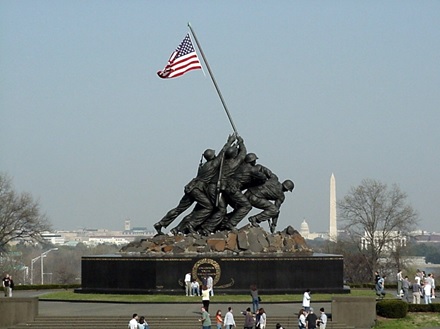 将星条旗插上折钵山：一张照片如何塑造美国人的二战记忆