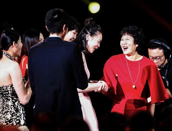 郎平续约你最想知道的几件事：年薪会涨吗，女排王朝会来吗