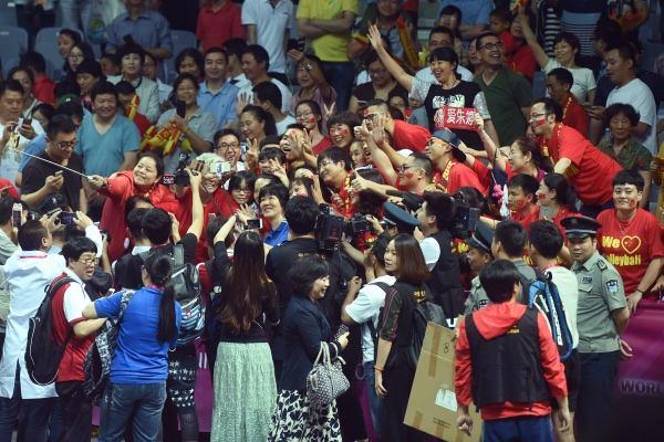 郎平续约你最想知道的几件事：年薪会涨吗，女排王朝会来吗