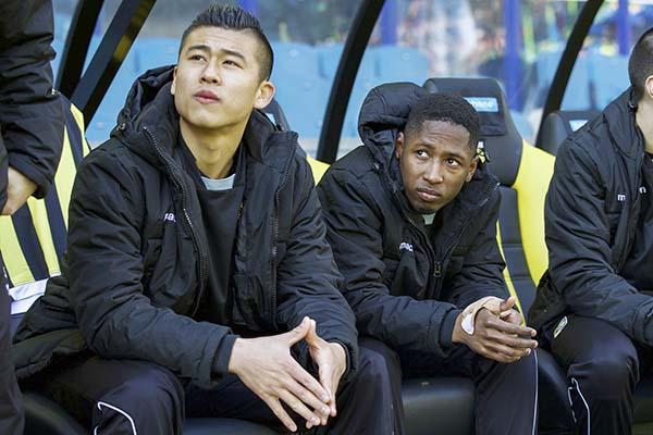 张玉宁与荷甲维特斯续约一年，留洋再难他也绝不回国