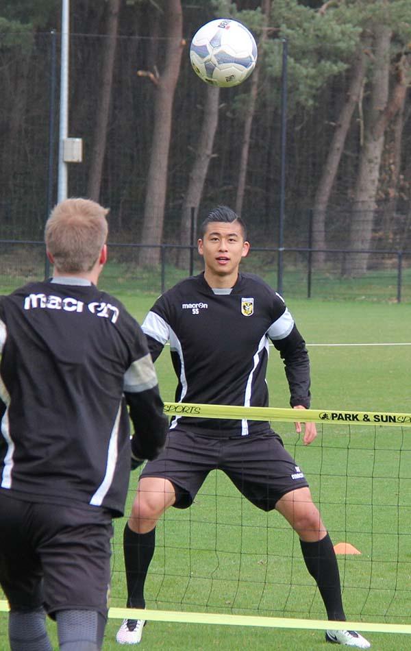 张玉宁与荷甲维特斯续约一年，留洋再难他也绝不回国