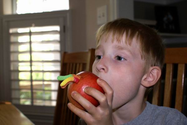过一个幽默无害的愚人节，和孩子一起DIY整蛊小把戏