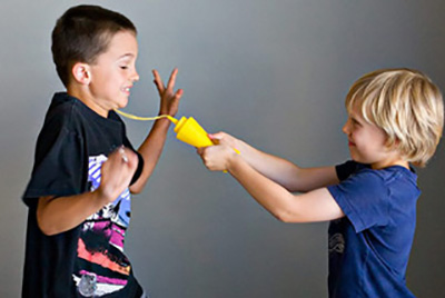 过一个幽默无害的愚人节，和孩子一起DIY整蛊小把戏