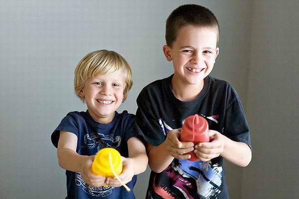 过一个幽默无害的愚人节，和孩子一起DIY整蛊小把戏