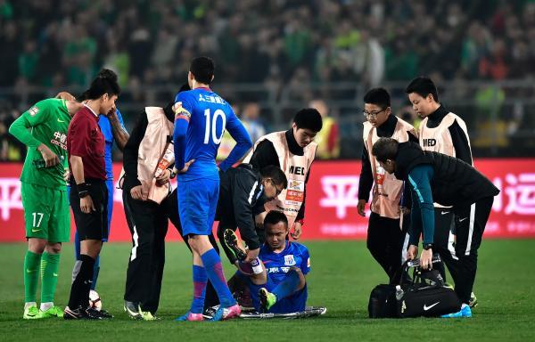 41次犯规！京沪大战远不如海报和谐，申花上诉争议判罚