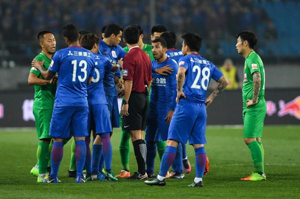 41次犯规！京沪大战远不如海报和谐，申花上诉争议判罚