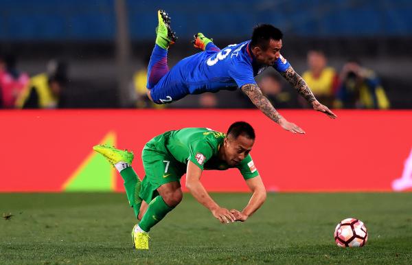 41次犯规！京沪大战远不如海报和谐，申花上诉争议判罚