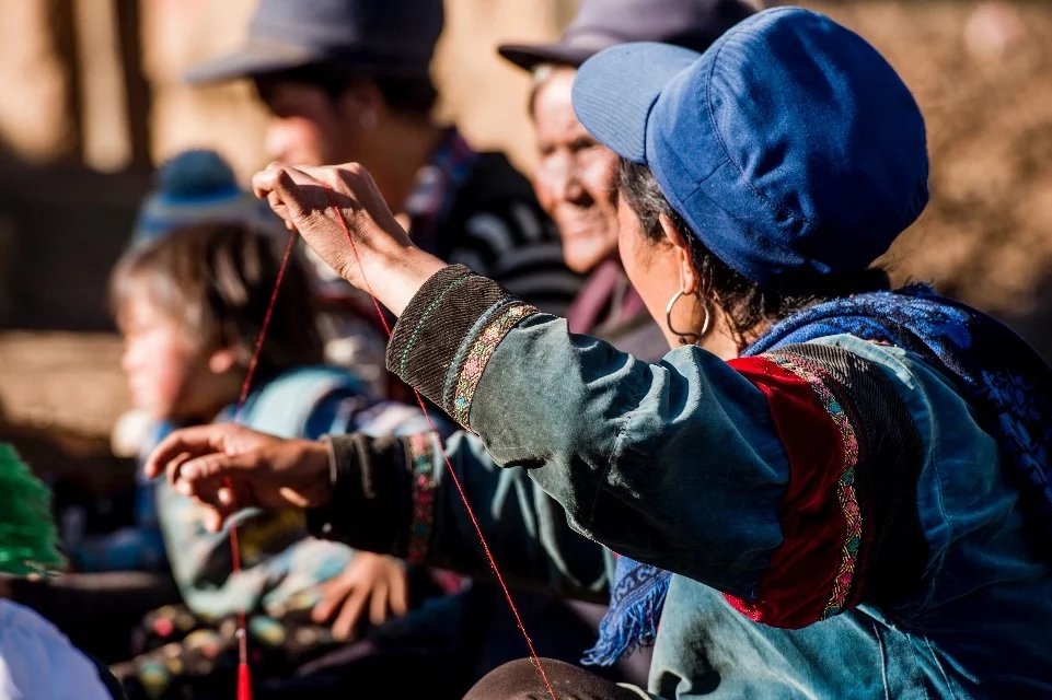 路边纺纱的彝族妇女