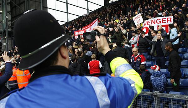 “千人反温格”游行最后只来了几个，英国足坛从不缺键盘侠