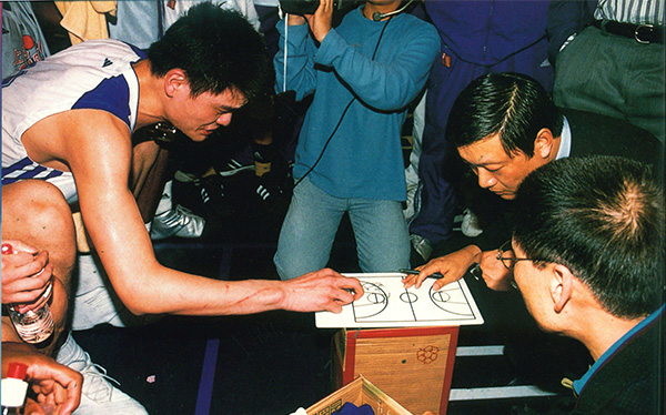 在弟子姚明的见证下，李秋平这样改变“千年老二”新疆队