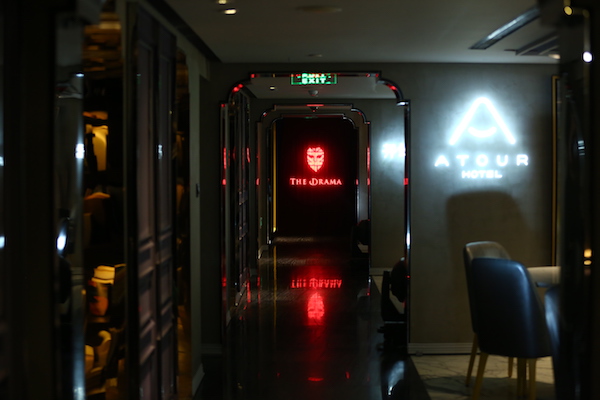 在酒店中看戏还是在剧场中入睡，探秘国内首家戏剧概念酒店
