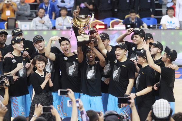 从千年老二到总冠军走过太多弯路，新疆队的成功不只靠砸钱