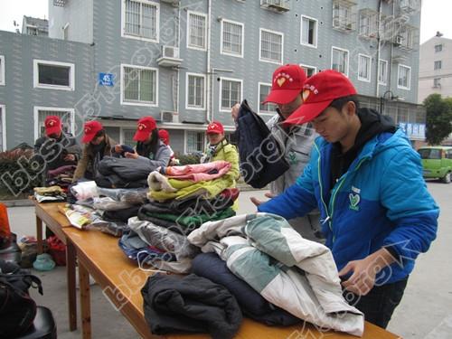 志愿者们为贫困儿童募捐衣物.jpg