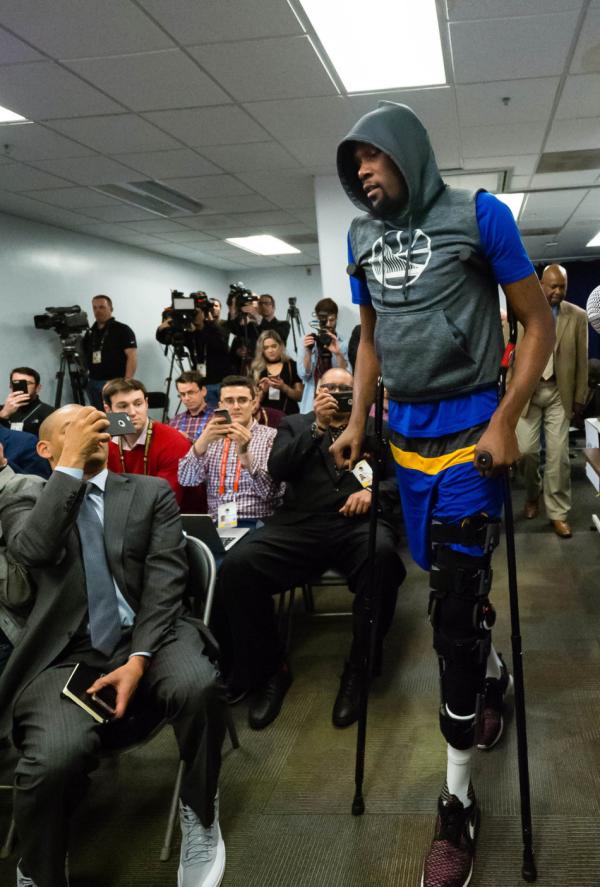 复出之战杜兰特砍16分10板，霸气暴扣宣告满血回归