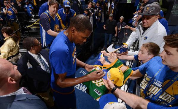 复出之战杜兰特砍16分10板，霸气暴扣宣告满血回归