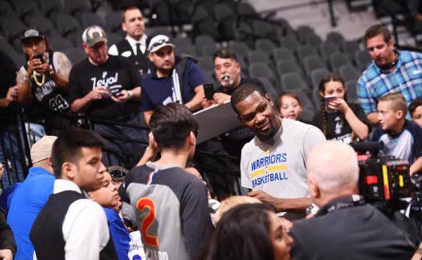 复出之战杜兰特砍16分10板，霸气暴扣宣告满血回归