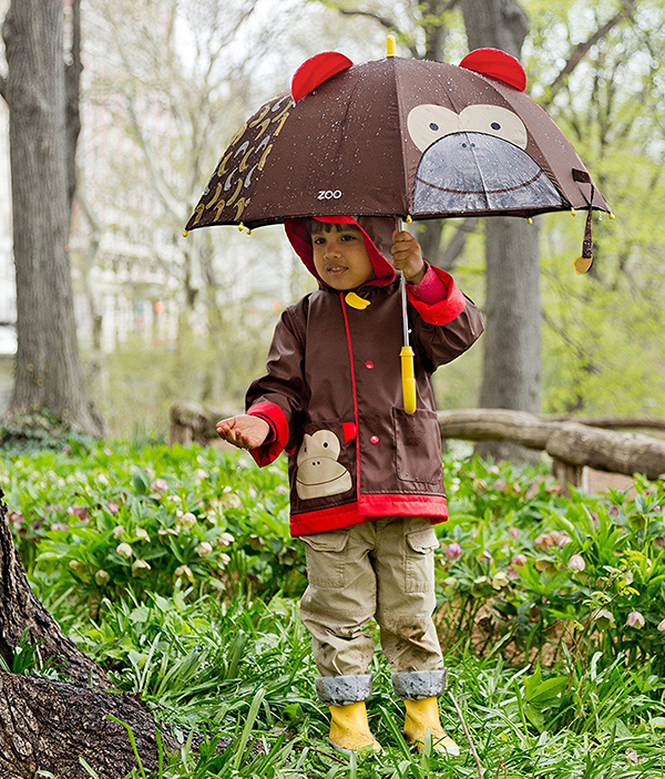 春雨绵绵，与其让孩子闷在室内不如带TA出去感受雨