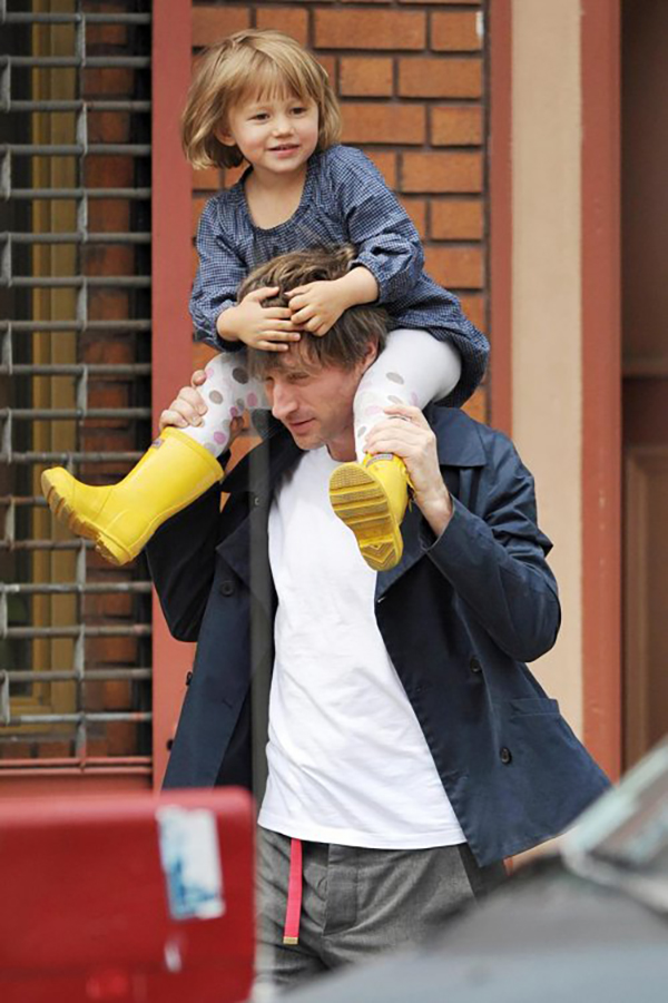 春雨绵绵，与其让孩子闷在室内不如带TA出去感受雨