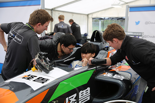 中国车手何时能开F1，这个15岁孩子正在吸引全亚洲目光