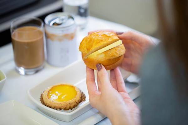 在三万英尺高空上吃顿米其林，飞机餐会不会更美味