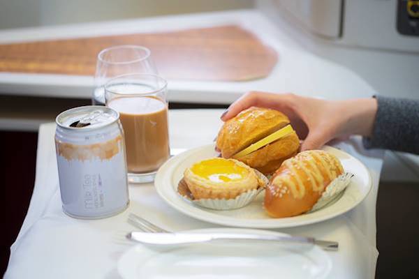 在三万英尺高空上吃顿米其林，飞机餐会不会更美味