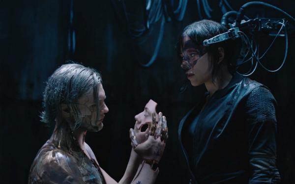 新版《攻壳机动队》生逢其时，它独辟蹊径还是照猫画虎