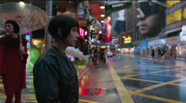 新版《攻壳机动队》生逢其时，它独辟蹊径还是照猫画虎