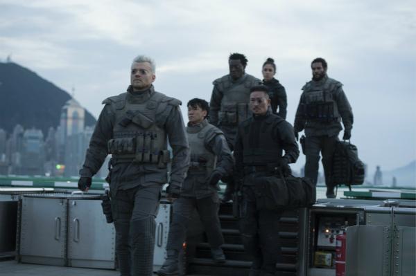 新版《攻壳机动队》生逢其时，它独辟蹊径还是照猫画虎