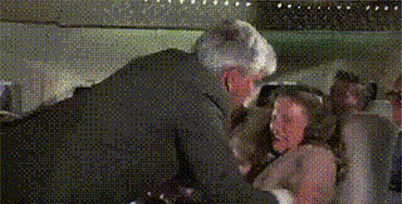 澎湃联播｜坐美联航，享受被拖走的滋味