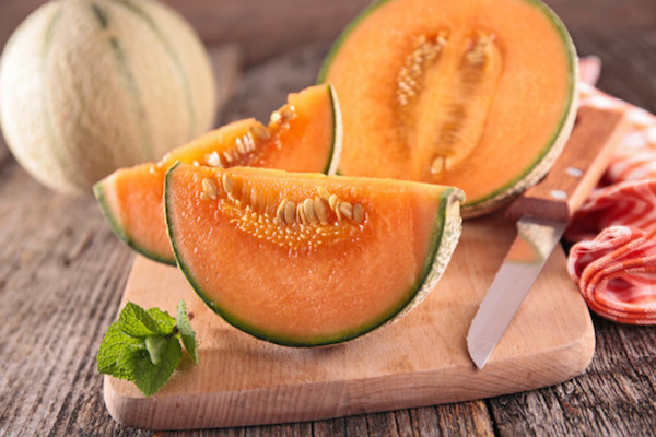 除了生肉生鸡蛋，孕妇需谨慎食用哈密瓜、果汁和提拉米苏