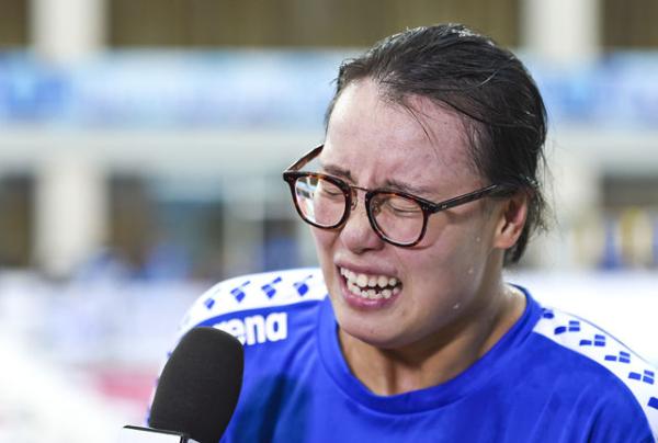 傅园慧为冠军“自残”：胳臂后背都是血道子，正静静燃烧自己