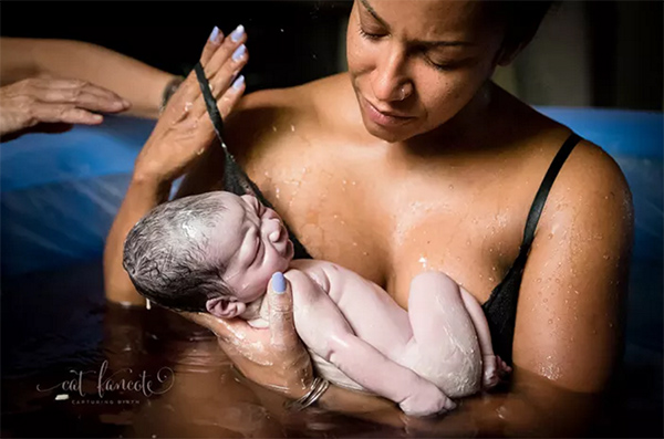 这些美到惊颤的出生照片，把专业摄影师都感动了