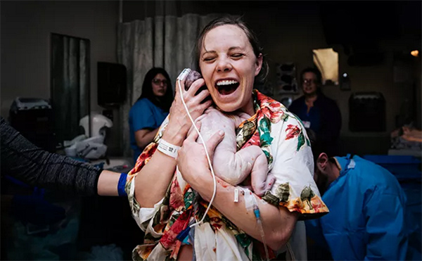 这些美到惊颤的出生照片，把专业摄影师都感动了