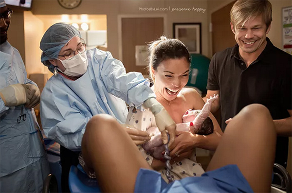 这些美到惊颤的出生照片，把专业摄影师都感动了