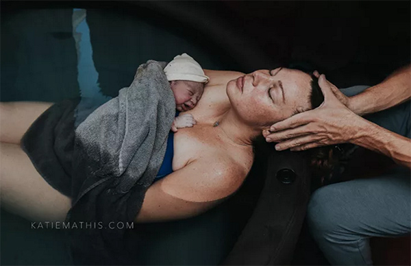 这些美到惊颤的出生照片，把专业摄影师都感动了