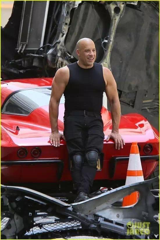 《速度与激情8》是开着汽车的中国功夫片