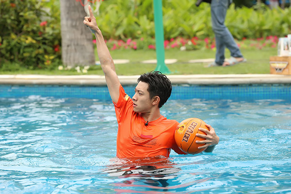 看电视丨“跑男”本周开跑，首期节目“鸡毛换糖”